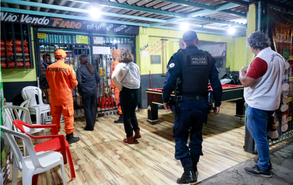 Capa da notícia: DF registra terceira queda consecutiva nos homicídios após restrição de horário em distribuidoras de bebidas
